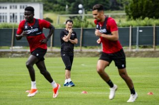 L'entraineur du FC Sion Didier Tholot, observe ses joueurs lors d'une séance au centre d'entraînement de Riddes